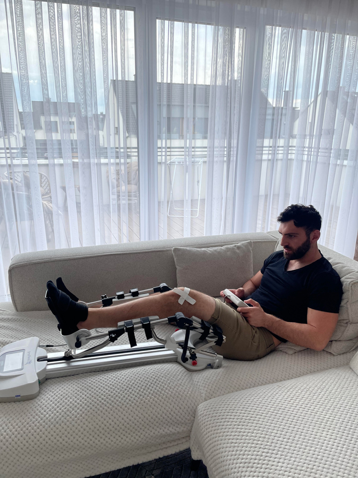 Pacjent wykorzystujący szynę CPM - Rehabflex Opole